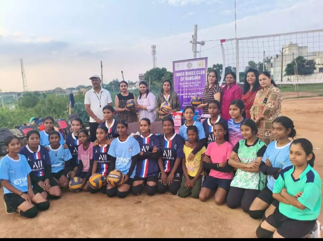 विश्व वॉलीबॉल दिवस पर महिला खिलाड़ियों का सम्मान, इनर व्हील क्लब ने दिए ट्रैकसूट और जूते
