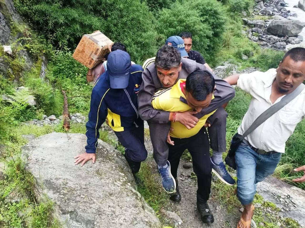 गंगोत्री राजमार्ग पर सड़क किनारे नीचे पलटा वाहन, दो घायल