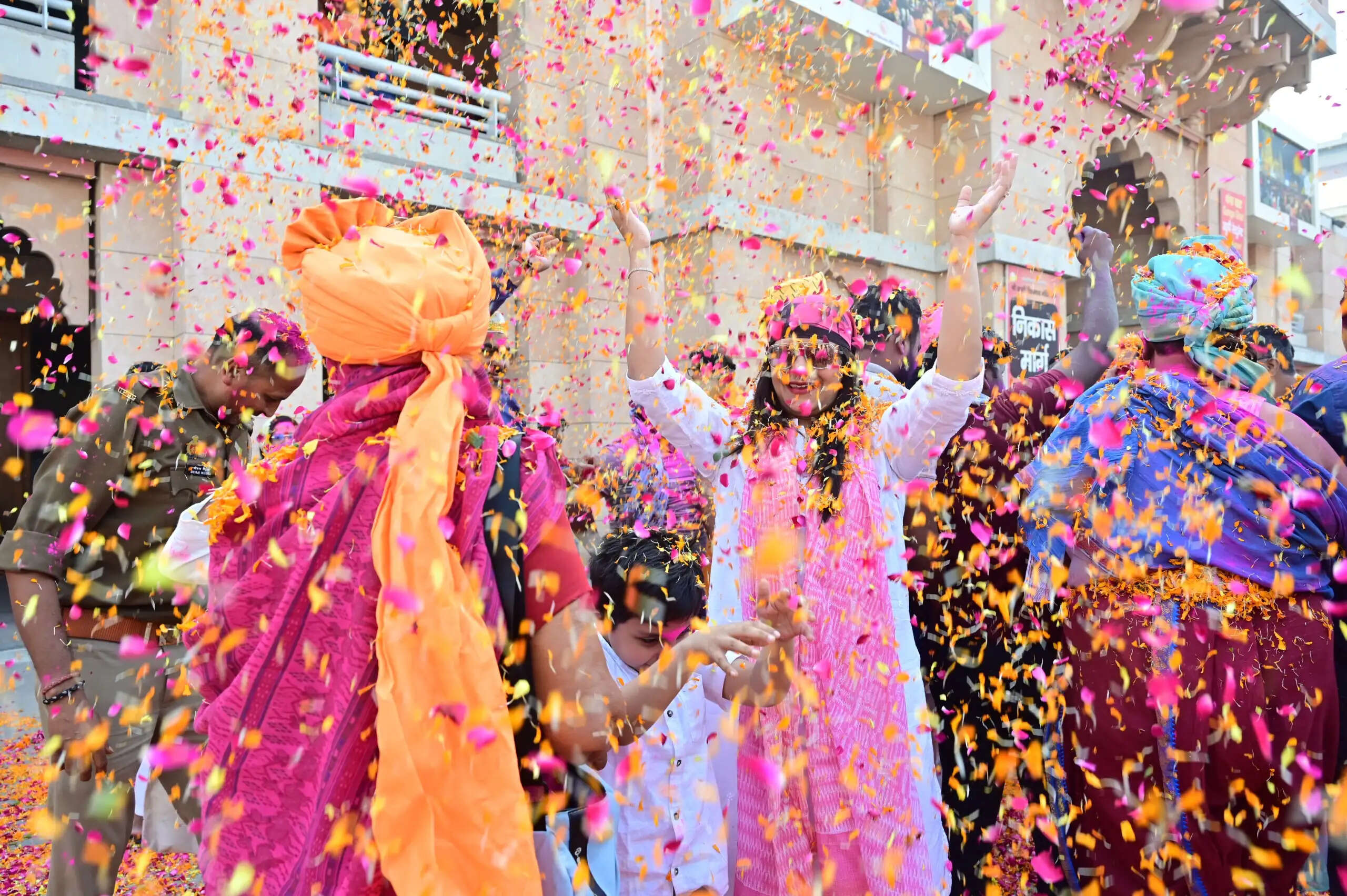 श्री काशी विश्वनाथ धाम में शिवभक्तों ने खेली फूलों की होली,भक्तों में उल्लास,गर्भगृह में चढ़ा गुलाल