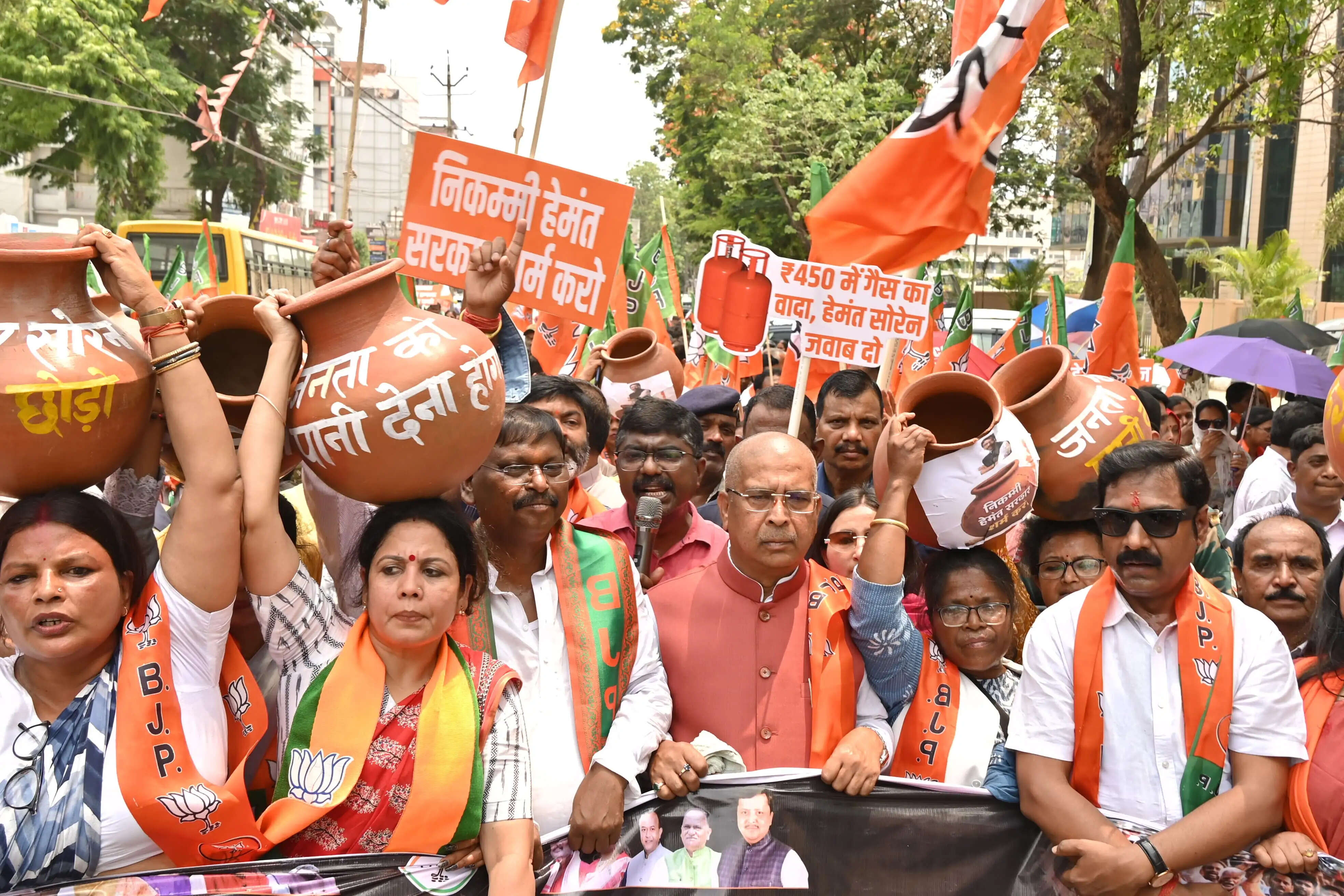 बिजली-पानी समस्या को लेकर रांची में भाजपा का घड़ा फोड़ आक्रोश प्रदर्शन