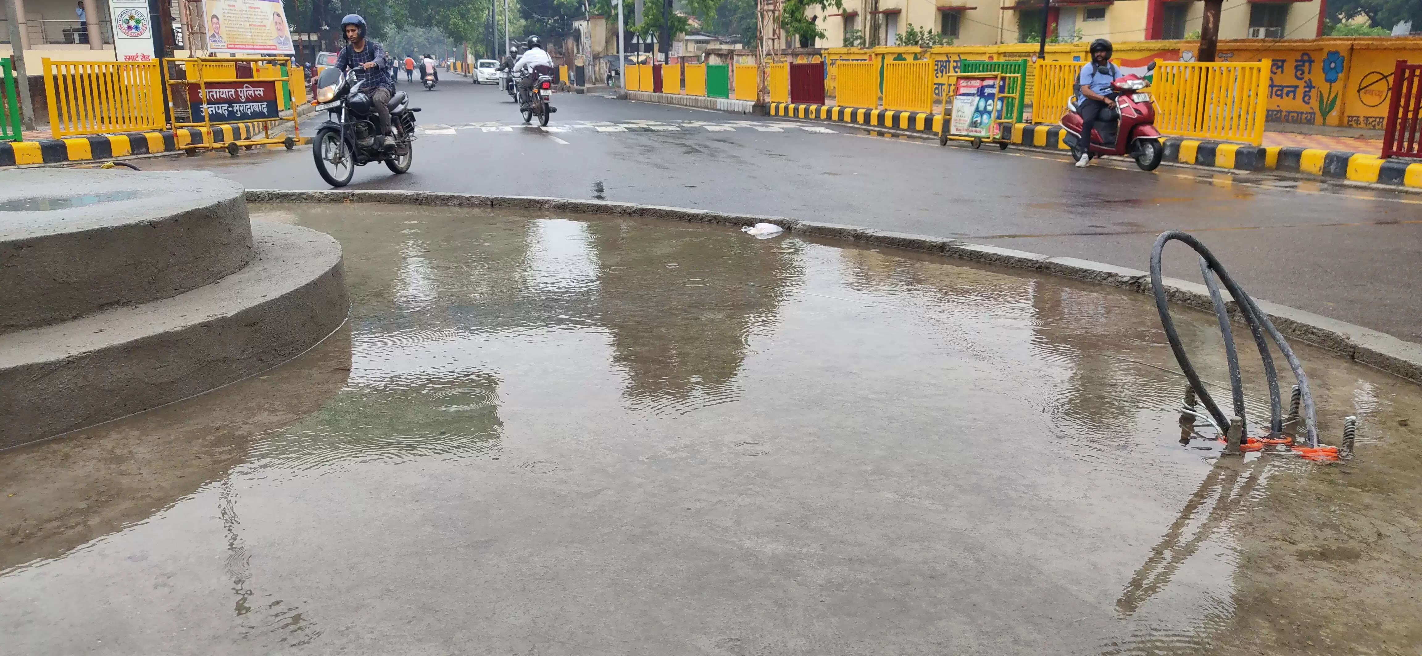 मुरादाबाद में 12 घंटे लगातार बारिश से तीन डिग्री पारा घटा, बरसात के पानी से महानगर लबालब