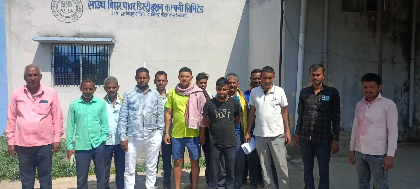 बिजली काटे जाने के विरोध में ग्रामीणों ने पावरग्रिड एवं प्रखंड कार्यालय का किया घेराव