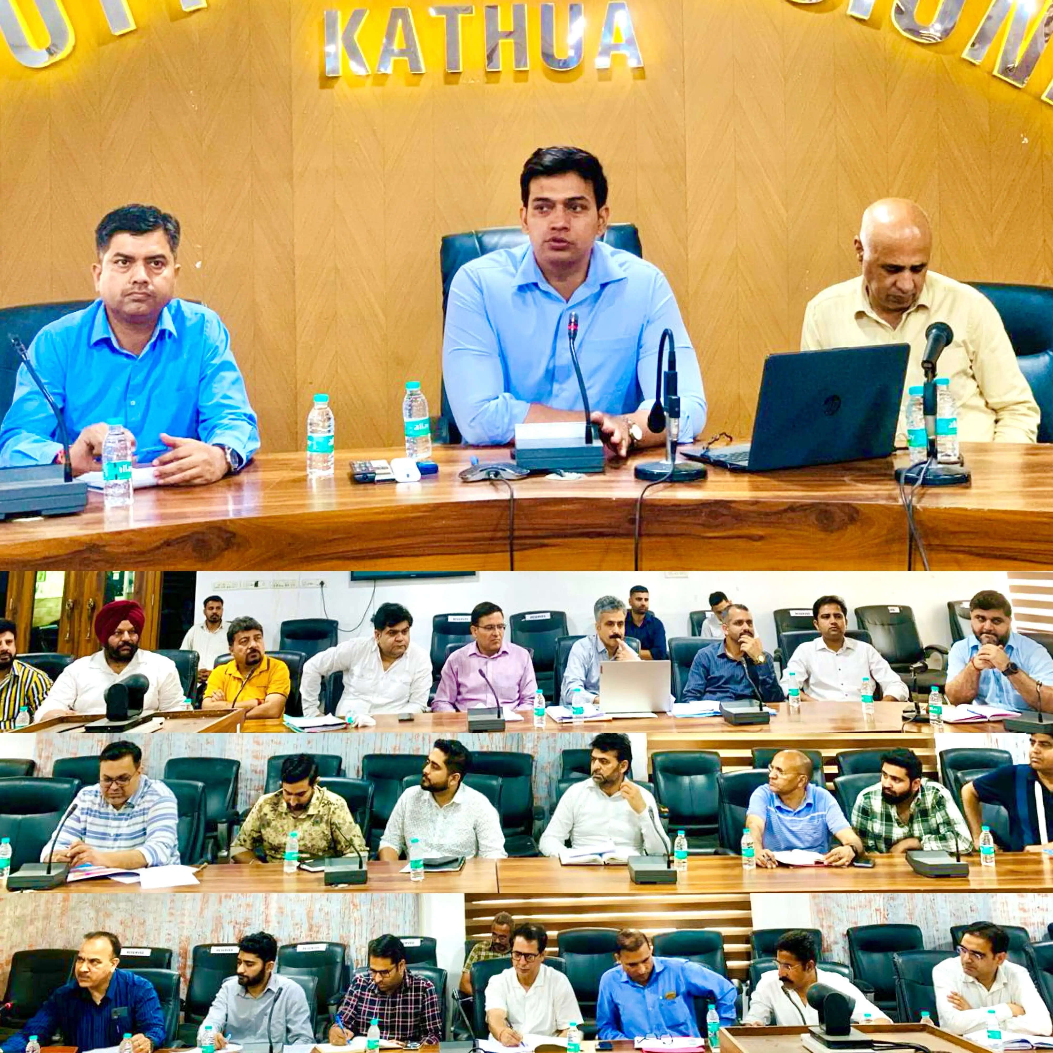 डीसी कठुआ ने बढ़ती गर्मी के मद्देनजर बिजली पानी की चुनौतियों से निपटने के लिए संबंधित अधिकारियों के साथ बैठक की