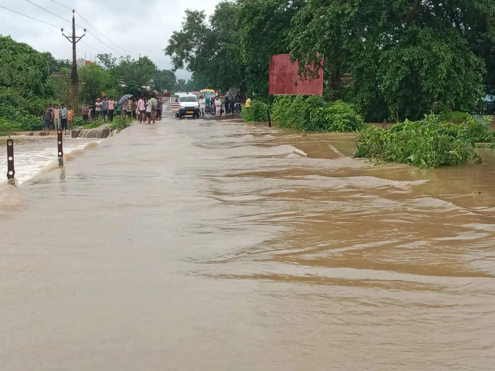 लगातार बारिश से जनजीवन बेहाल, नदियां उफान पर