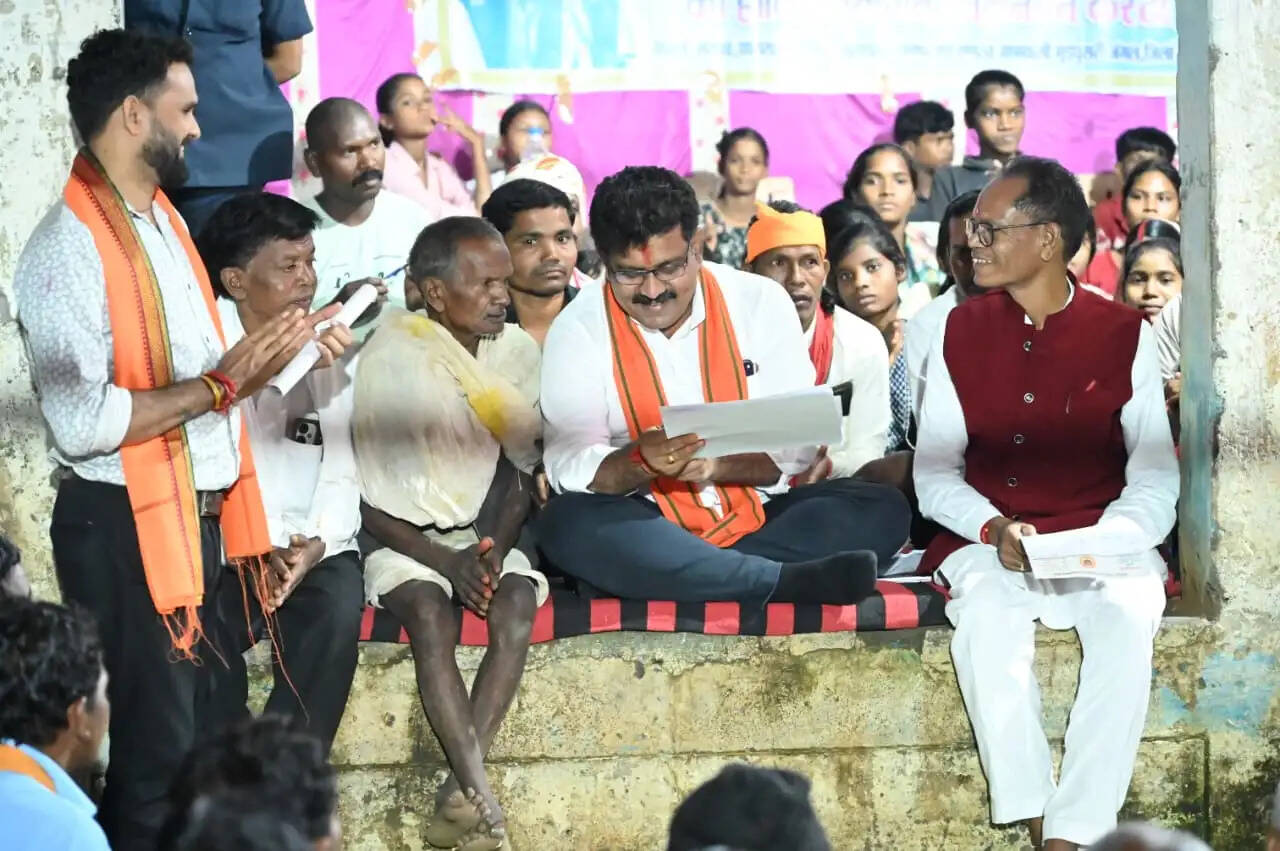 उप मुख्यमंत्री&nbsp;विजय शर्मा ने मुड़घुसरी में 1.48 करोड़ रुपये के तीन सड़क का किया भूमिपूजन