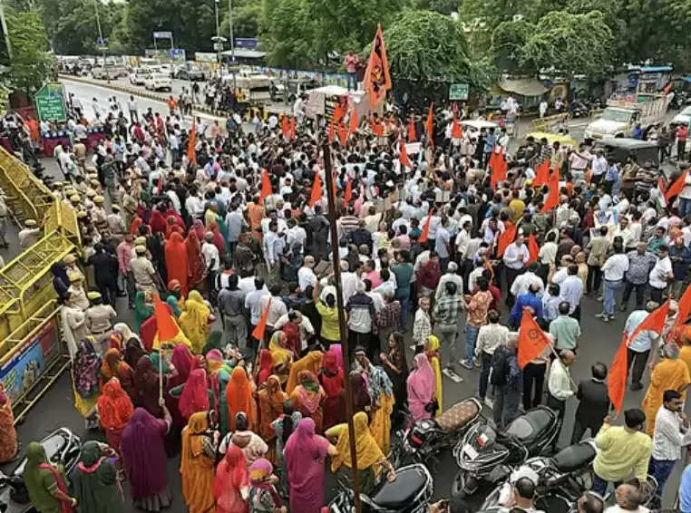 बांग्लादेश में हिंदुओं पर अत्याचार और हिंसा मामला : अजमेर सर्वसमाज में गुस्सा, बाजार बंद रखे, मौन जुलूस निकाला