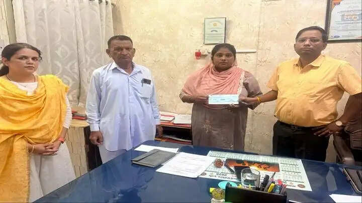 इंदौरः मंत्री सिलावट के प्रयासों से विद्युत दुर्घटना में मृतक के परिवार को मिली 4 लाख रुपये की राहत राशि