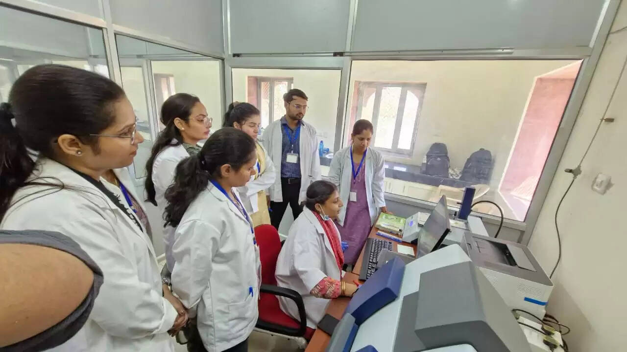 आयुर्वेद विश्वविद्यालय: आयुर्वेदिक औषधियों का यंत्र आधारित विश्लेषण पर प्रशिक्षण कार्यशाला शुरू