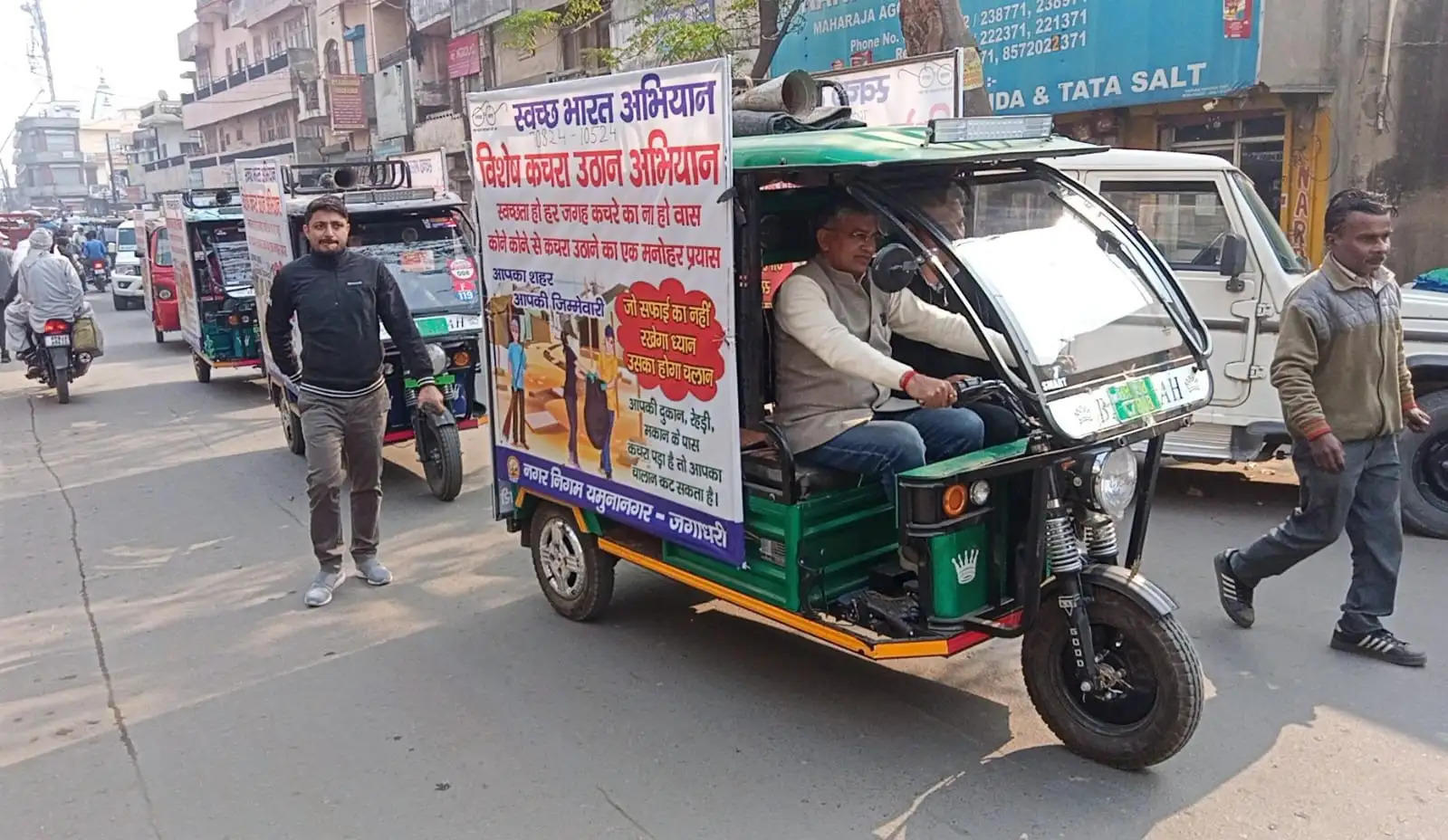 यमुनानगर: ई-रिक्शा चलाकर मेयर ने दिया स्वच्छता का संदेश