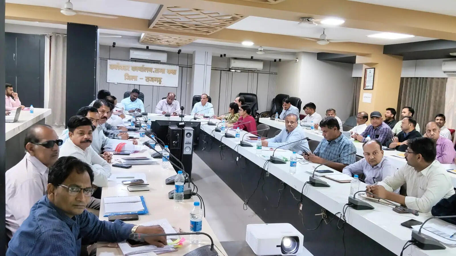 राजगढ़ः समय-सीमा बैठक आयोजित, शिकायतों के निराकरण में लापरवाही पर सख्ती