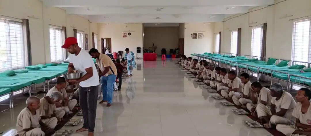 मंगल राधिका सेवाधाम में दिव्यांग और मंदबुद्धियों के बीच अन्नपूर्णा सेवा