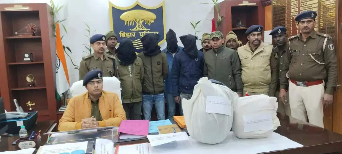 अवैध हथियार और मादक पदार्थ तस्करी गिरोह के चार अभियुक्त गिरफ्तार