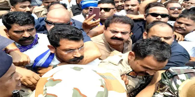टिहरी जा रहे चंद्रशेखर और उमेश को पुलिस ने रोका, धरने पर बैठे