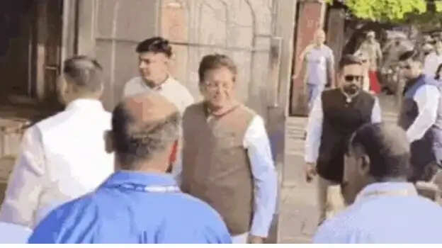 केंद्रीय उद्योग एवं वाणिज्य मंत्री पीयूष गोयल ने पत्नी सहित ताजमहल को निहारा