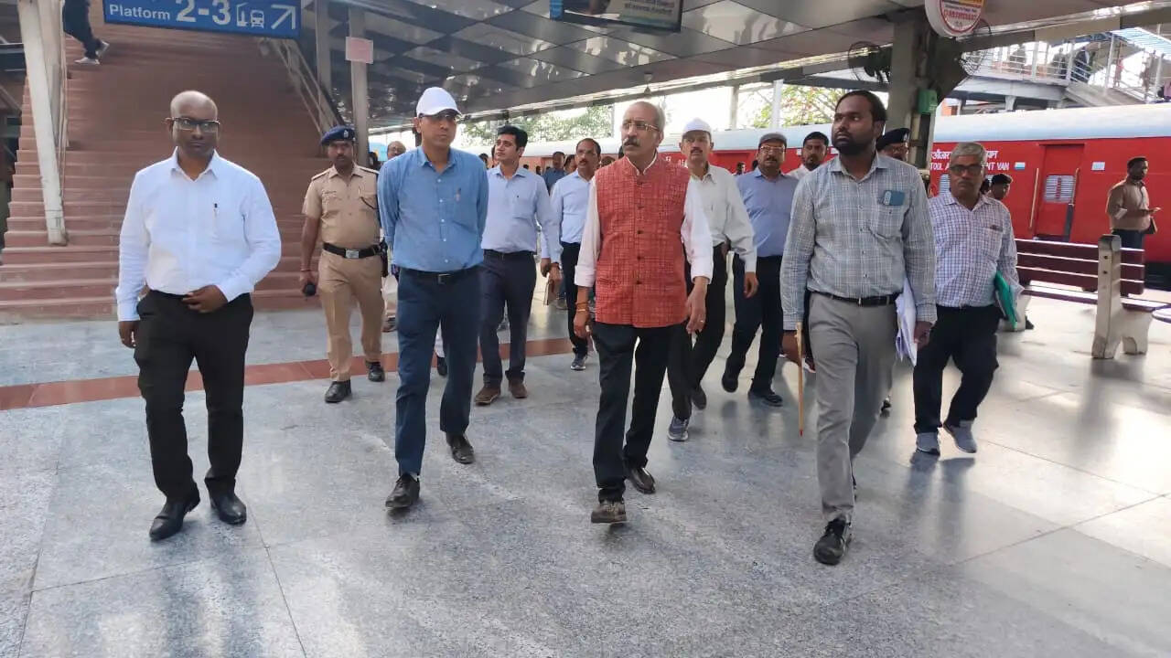 महाप्रबंधक ने अमृत भारत स्टेशन योजना के अंतर्गत चल रहे पुनर्विकास कार्यों को देखा