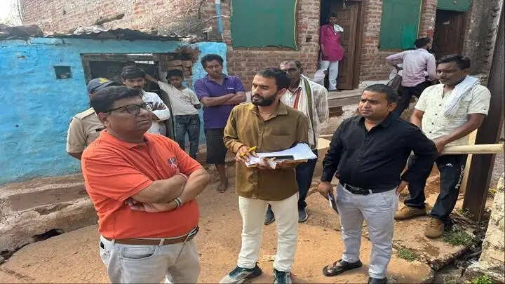 ग्वालियरः छुट्टी के दिन भी स्वामित्व योजना का काम पूर्ण कराने मैदान में उतरे अधिकारी