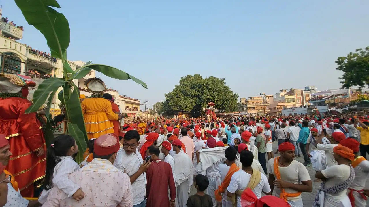 ऐतिहासिक भरत मिलाप में चारों भाई गले मिले,भर आयी आंखें