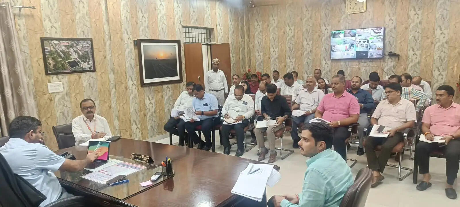सेवा संकल्प अभियान की तैयारियों की डीएम ने की समीक्षा