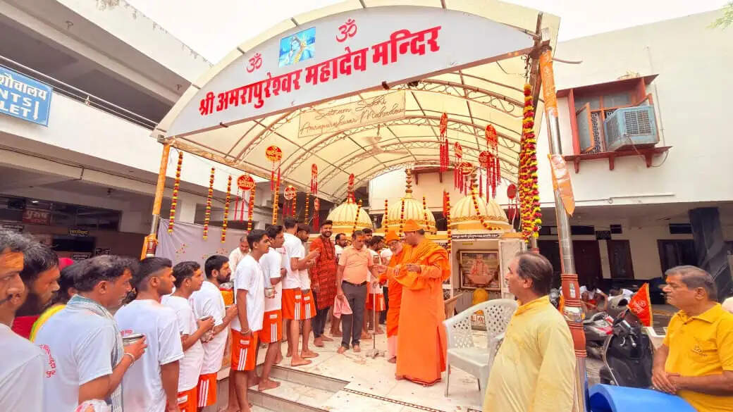 बारिश के बीच परवान चढ़ी शिवभक्ति: गलता से निकली कांवड़ियों की कतार