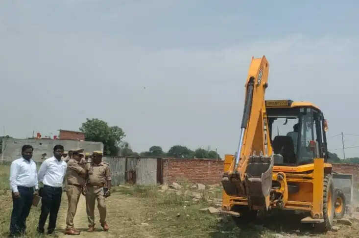 मीरजापुर में अवैध प्लाटिंग पर चला बुलडोजर, तीन बीघा क्षेत्र में निर्माण ध्वस्त