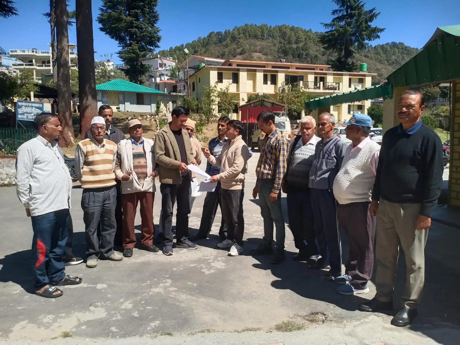 लोहाघाट में सड़क निर्माण कार्य में देरी पर ग्रामीणों का प्रदर्शन