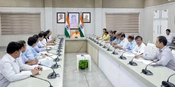 गांव हो या नगर, भीषण गर्मी में निर्बाध बिजली आपूर्ति सुनिश्चित करें : मुख्यमंत्री