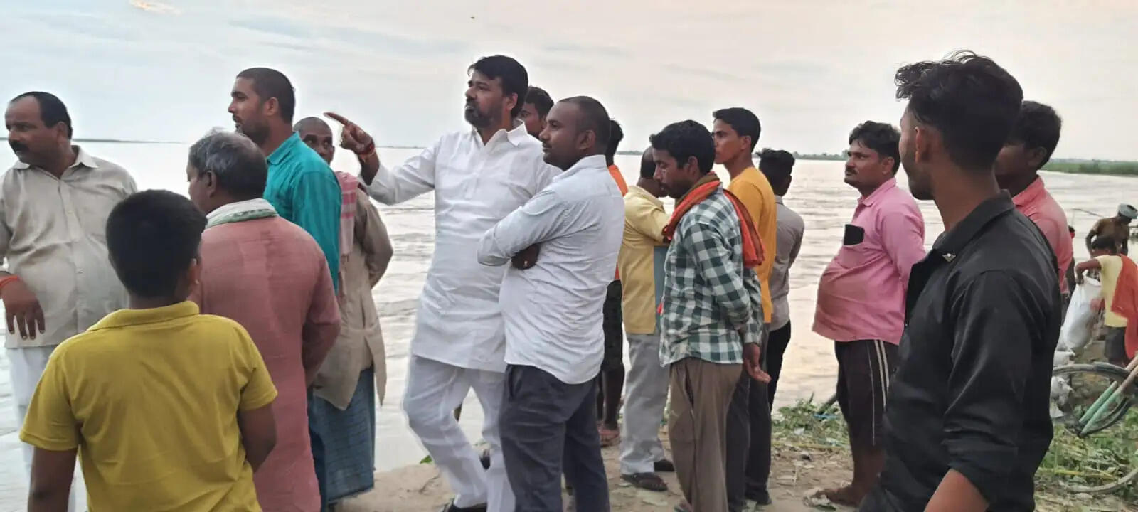 गंडक नदी के भीषण कटाव को लेकर उप मुख्यमंत्री से मिले विधायक सुरेंद्र प्रसाद