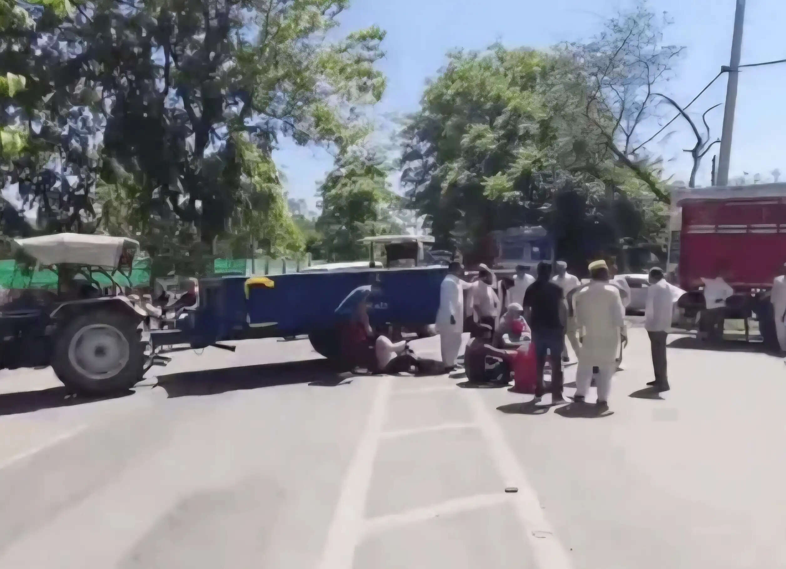 यमुनानगर:तकनीकी खामी से गेटपास बंद, किसानों ने सड़क जाम कर जताया विरोध