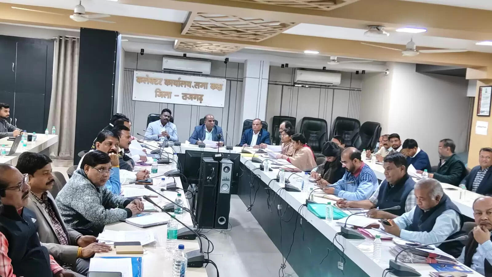 राजगढ़ःसमय सीमा बैठक आयोजित,कैंप में अनुपस्थित कर्मचारियों के निलंबन के निर्देश