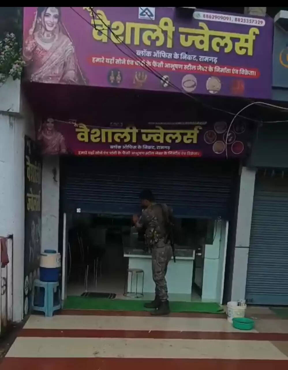 लाखों का सोना-चांदी छोड़ घूमने निकला सुनार, पुलिस ने बंद की दुकान