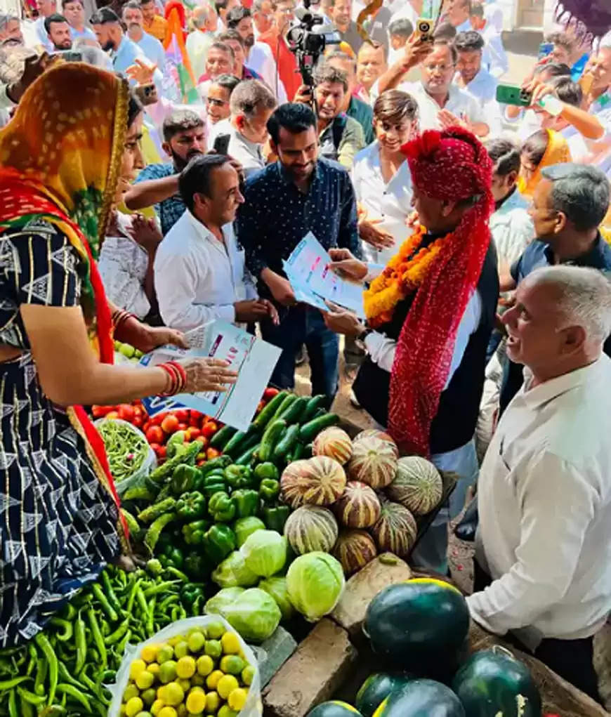 डोर टू डोर प्रचार कर पुत्र वैभव के लिए पूर्व सीएम गहलोत लोगों से मांग रहे समर्थन