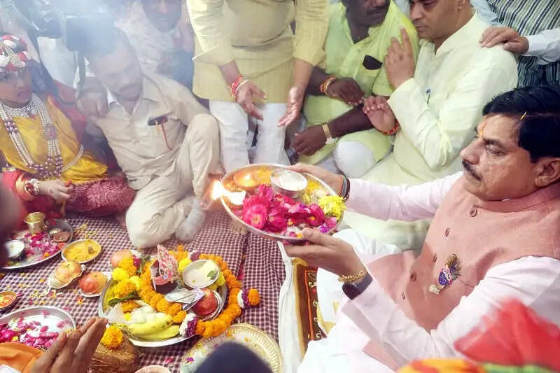 मप्रः मुख्यमंत्री ने बरखेड़ी के श्री राधा-कृष्ण मंदिर में की पूजा, लड्डू गोपाल को सिर पर रखकर मंदिर तक लाए