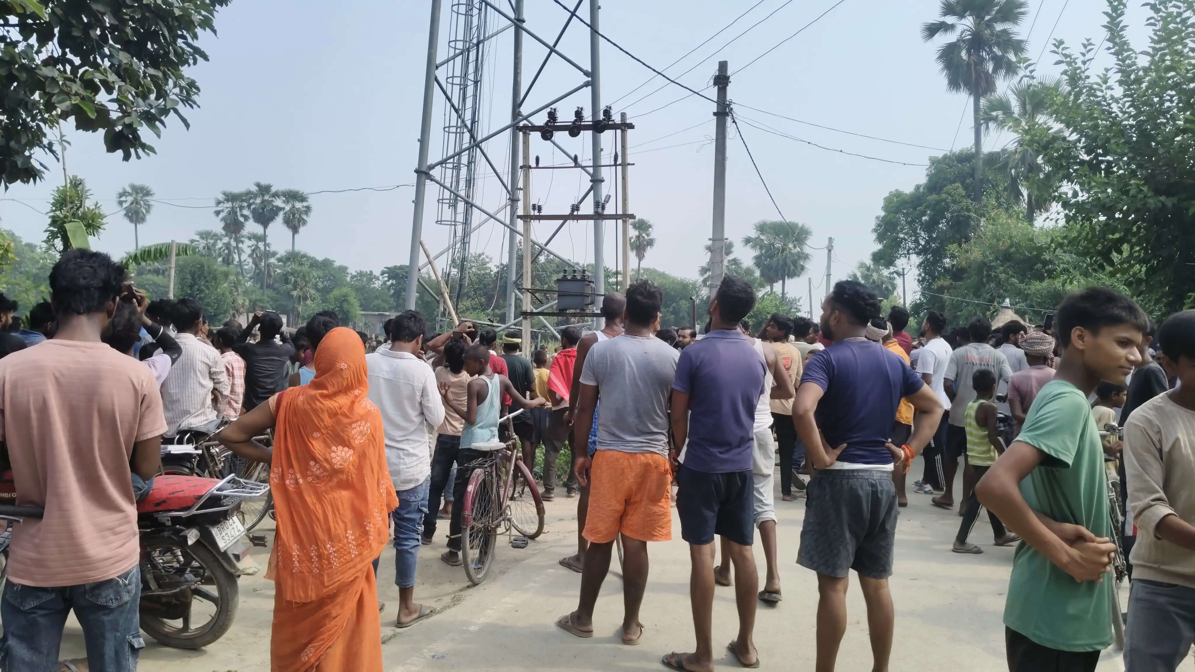 सारण में मोबाइल टावर पर चढ़ी युवती