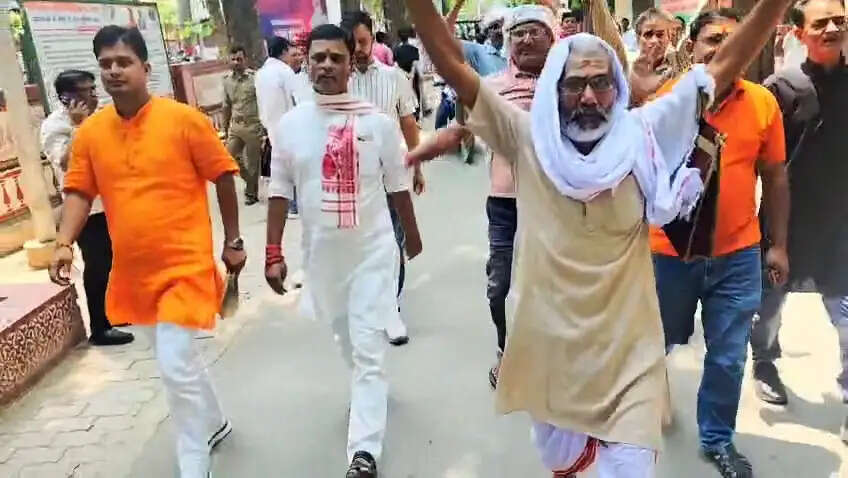 बाहुबली बृजेश सिंह के खिलाफ काशी मेंं प्रदर्शन, त्राहिमाम, माफिया से धर्म बचाओ जैसे नारे लगे