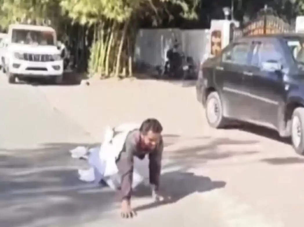 उज्जैनः परेशान किसान घुटनों के बल पहुंचा आईजी कार्यालय, शिकायतों की माला पहनकर लगाई न्याय की गुहार