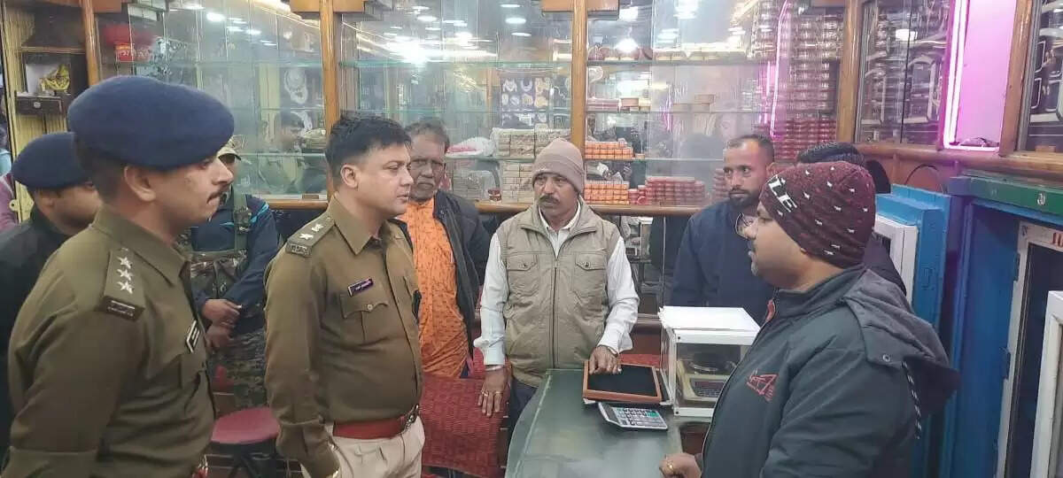 विजय ज्वेलर्स में डकैती की जांच करने भुरकुंडा पहुंचे एसपी, जल्द गिरफ्तारी का दिया भरोसा