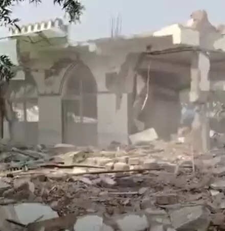 अहमदाबाद के चंडोला तालाब में 20 अवैध धार्मिक स्थलों पर चला बुलडोजर