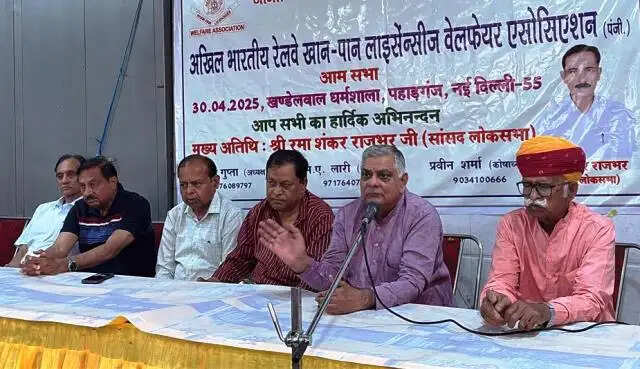 रेलवे स्टेशनों पर ट्राली-स्टाल लगाने वाले वेंडरों ने सरकार से कीमतें बढ़ाने की मांग की