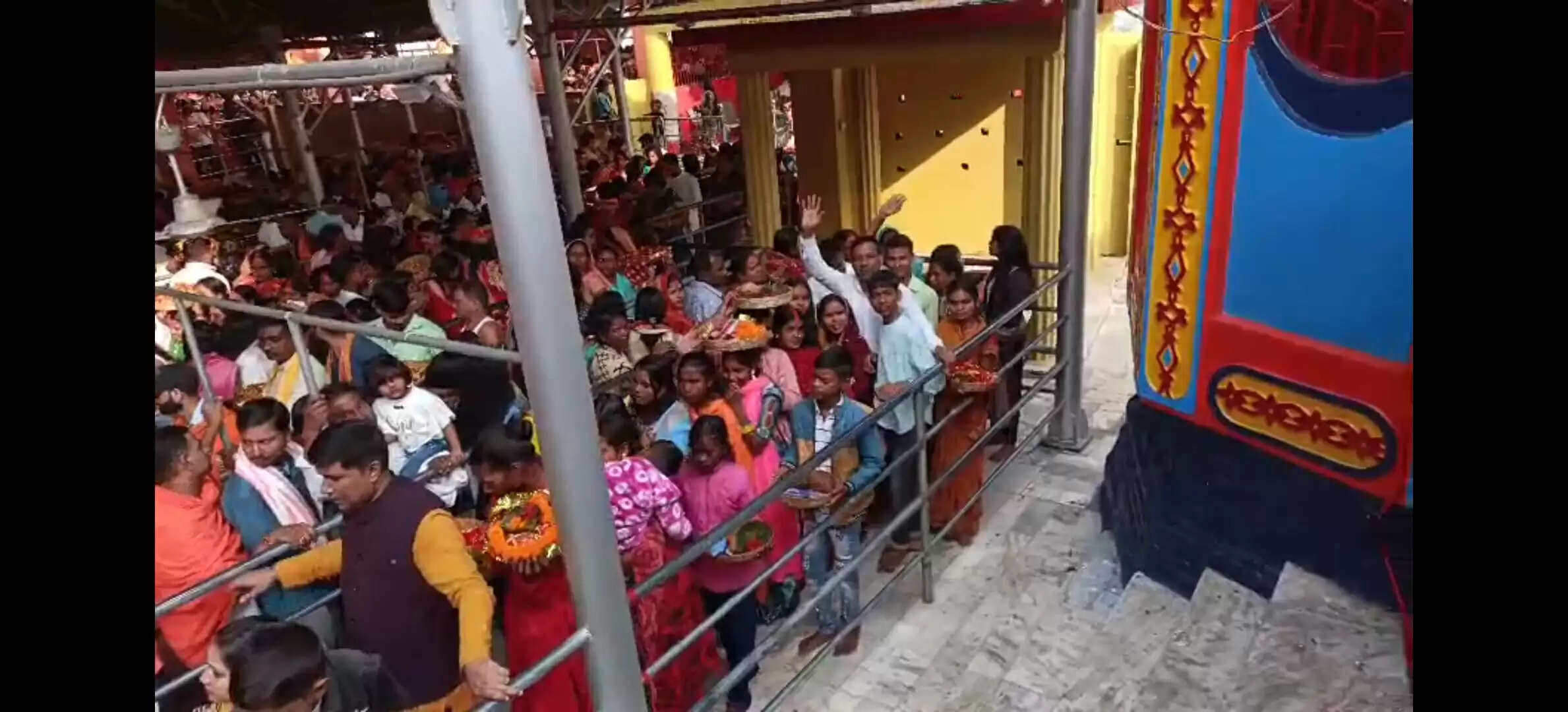 कार्तिक पूर्णिमा के अवसर पर रामगढ़ के रजरप्पा में उमड़ी श्रद्धालुओं की भीड़