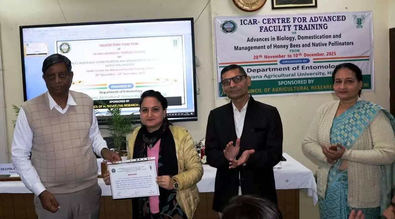 हिसार : देश में 120 मिलियन मधुमक्खी कालोनियां स्थापित करने की क्षमता : डॉ. राजबीर गर्ग