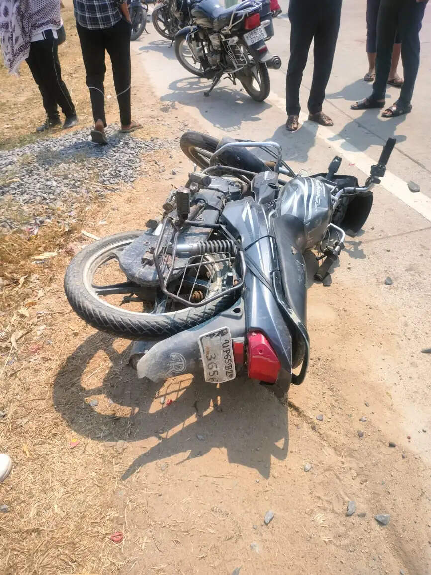 डंपर की टक्कर से बाइक सवार बहन की मौत, भाई गंभीर