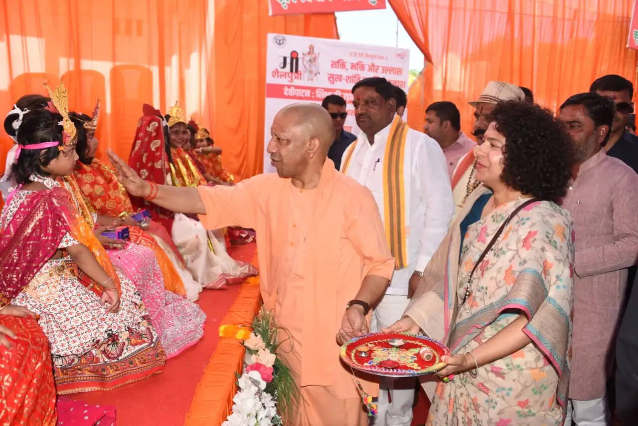 नवरात्र के प्रथम दिवस मुख्यमंत्री योगी ने देवीपाटन मंदिर परिसर में किया कन्या पूजन, बालिका खिलाड़ी सम्मानित