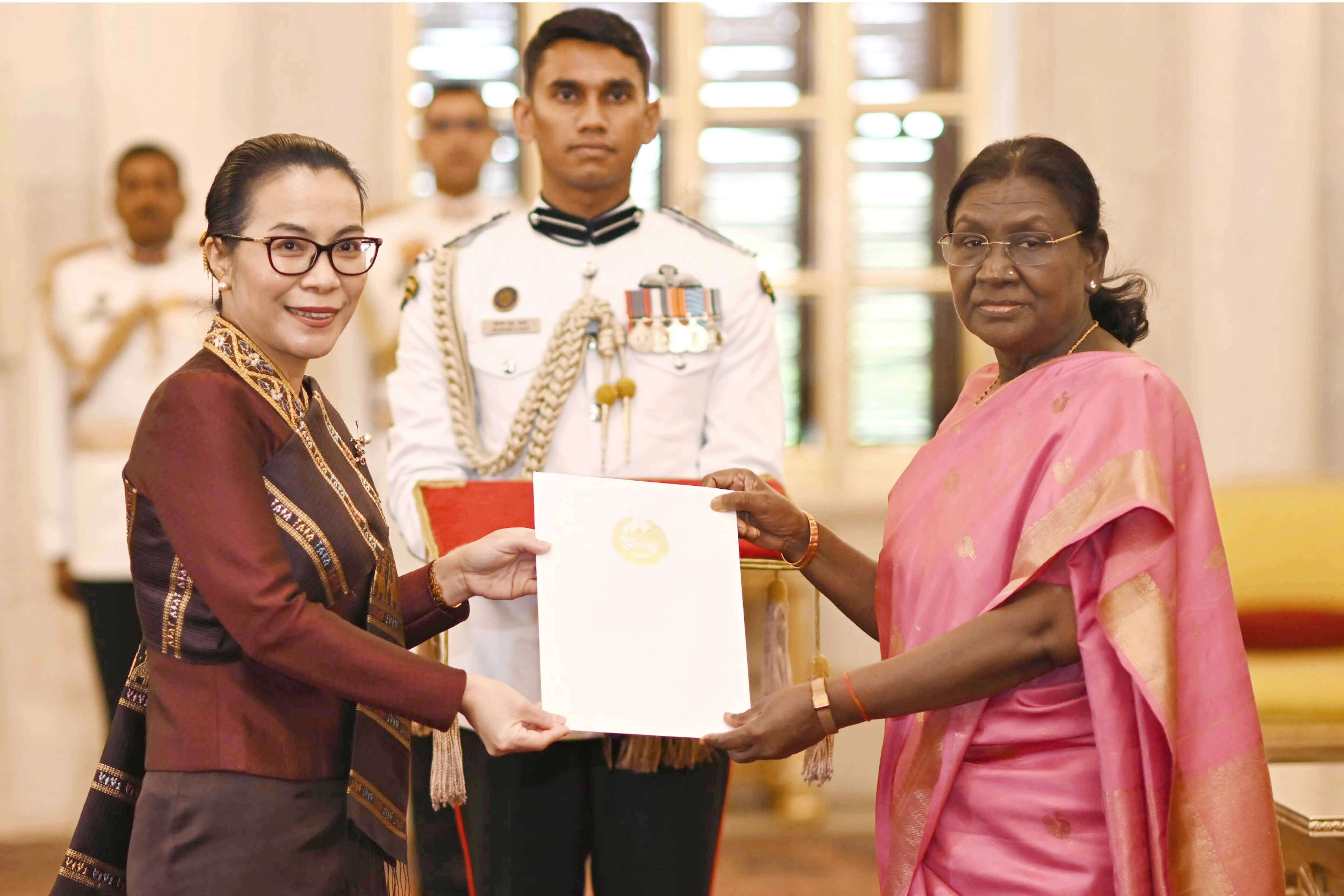 चार देशों के राजदूतों ने राष्ट्रपति को सौंपे अपने परिचय पत्र