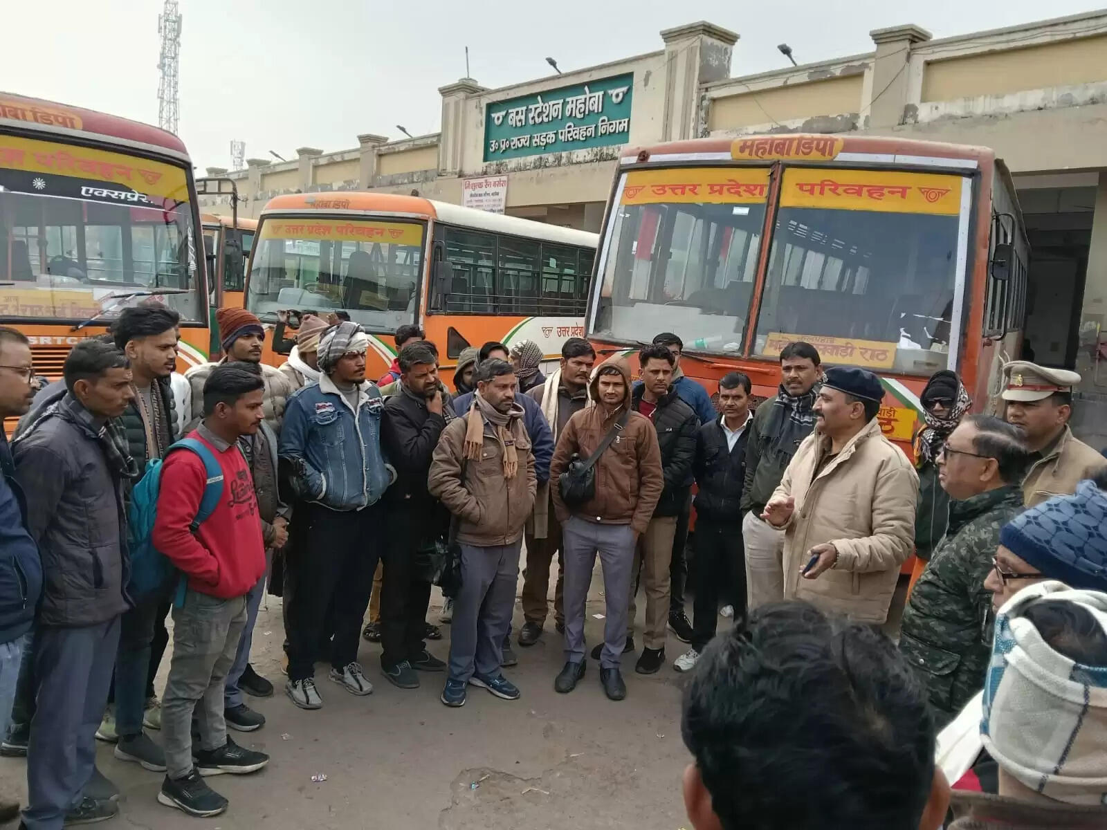 एआरटीओ ने रोडवेज बस चालकों को यातायात नियमों के पालन की दिलाई शपथ