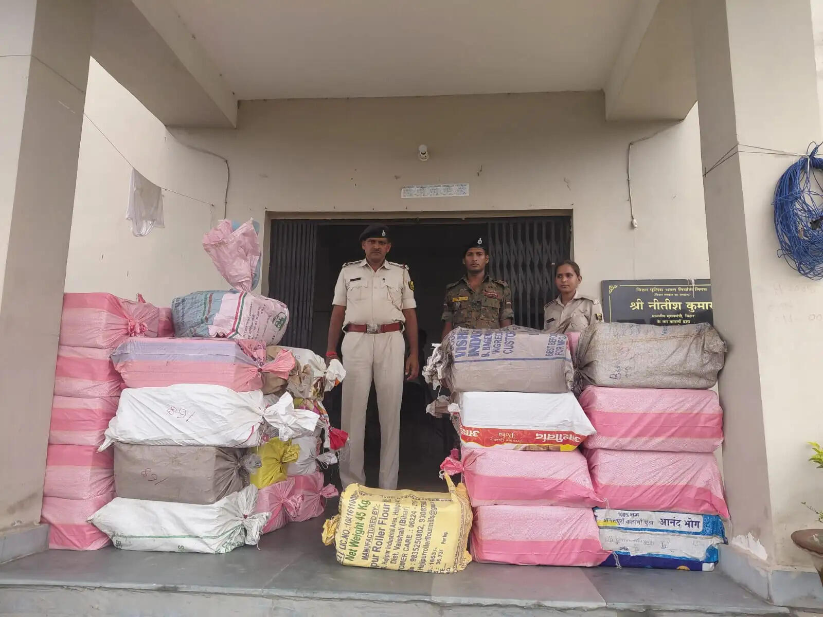 707.4 लीटर प्रतिबंधित कोडिन युक्त कफ सिरप के साथ महिंद्रा फ्यूरियो गाड़ी जब्त