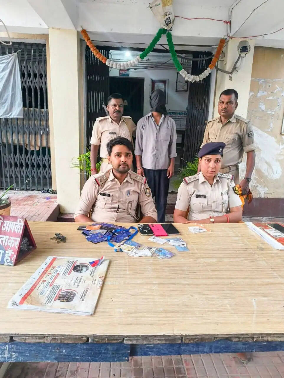 सारण में 55 डेबिट कार्ड और 3 मोबाइल के साथ युवक गिरफ्तार