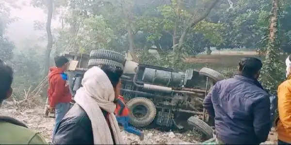 मोतिहारी में हाइवा-बैलगाड़ी की टक्कर,दो बैल समेत एक की मौत