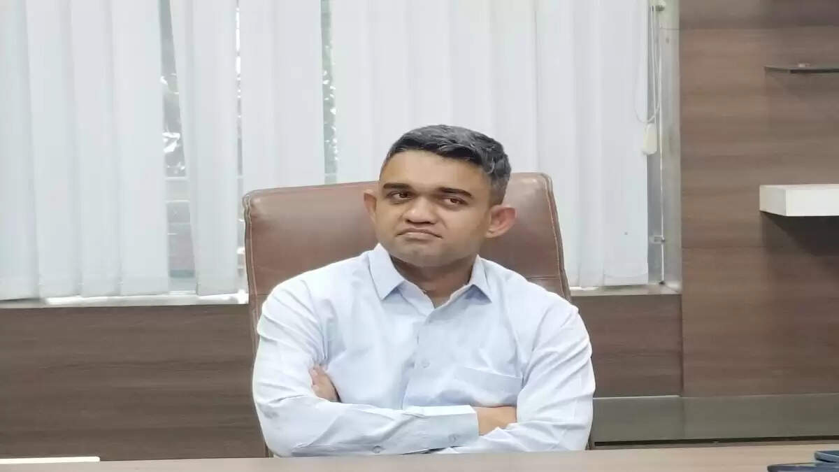 ज्वाइनिंग के बाद एक्शन में कलेक्टर,&nbsp;बैरागढ़ तहसील का किया&nbsp;निरीक्षण, बोले—समझकर करेंगे चरणबद्ध कार्रवाई