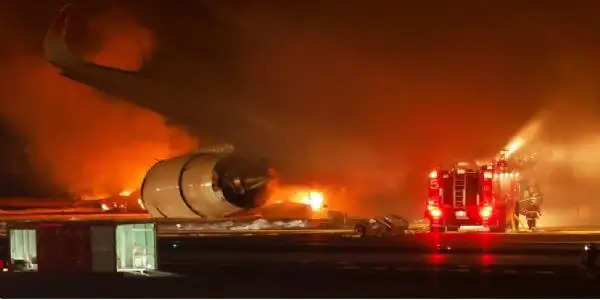 जापान में रन-वे पर दो विमान टकराए, लगी आग, एक के सभी 379 यात्री सुरक्षित, दूसरे के चालक दल के पांच सदस्यों की मौत