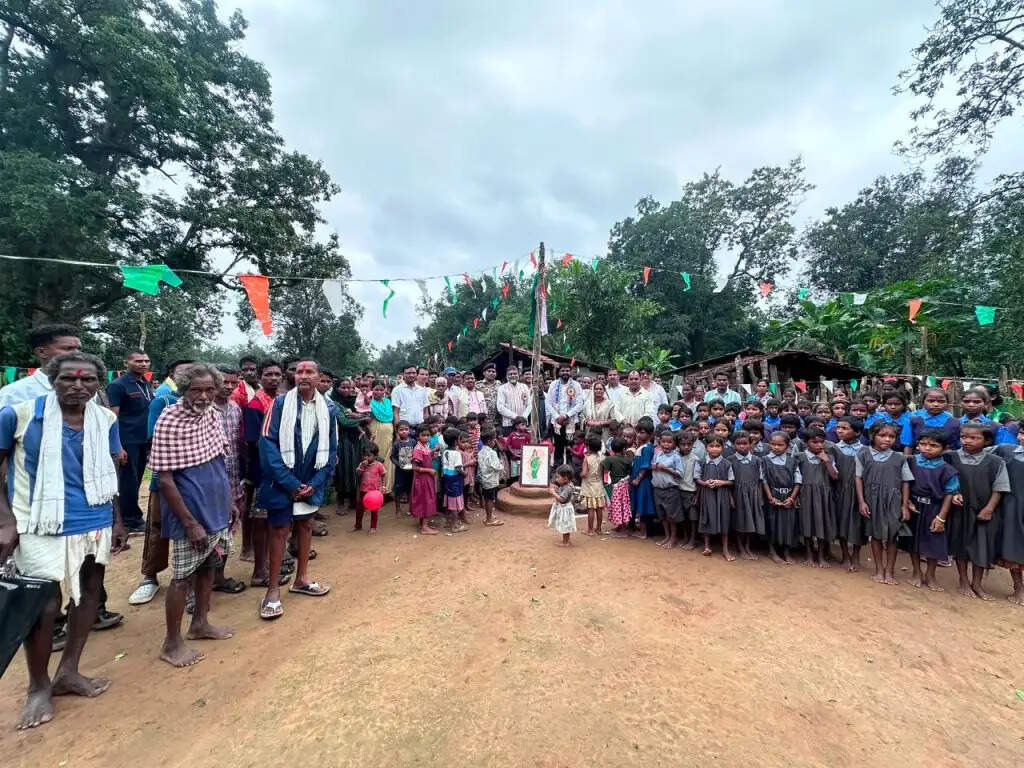 छत्तीसगढ़ के बीजापुर, नारायणपुर और सुकमा जिले 92 गावों में पहली बार लहराया तिरंगा